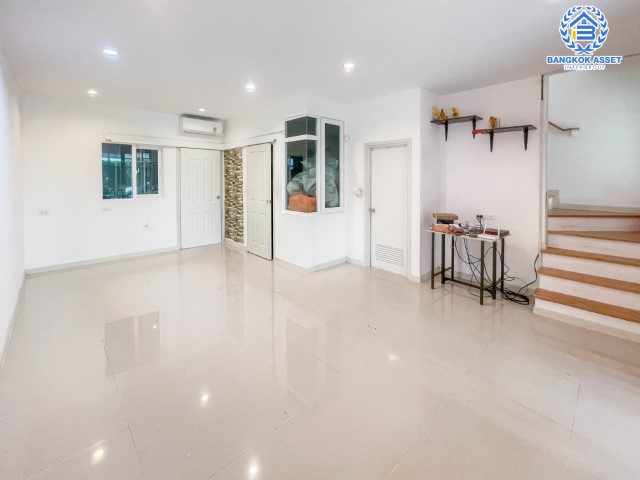 *****ทาวน์เฮ้าส์มือสองย่านนนทบุรี ม.ชวนชื่นทาวน์ แก้วอินทร์-บางใหญ่ เนื้อที่กว้างขวางถึง 21.4 ตร.ว. ฟังก์ชัน 3 ห้องนอน 3 ห้องน้ำ 2 ที่จอดรถ สภาพเยี่ยม พร้อมเข้าอยู่อาศัย แถมฟรี! 2 เครื่องปรับอากาศ บนทำเลดี ใกล้รถไฟฟ้าสายสีม่วง "สถานีตลาดบางใหญ่"